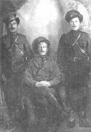 Кравцовы Антон Георгиевич и Василий Семенович (стоят). 1914 г.