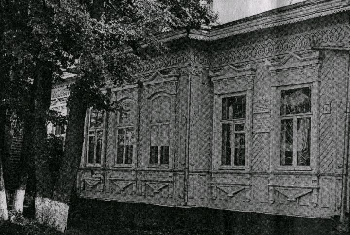 Тюмень, дом с мемориальной доской в честь пребывания здесь адмирала Макарова