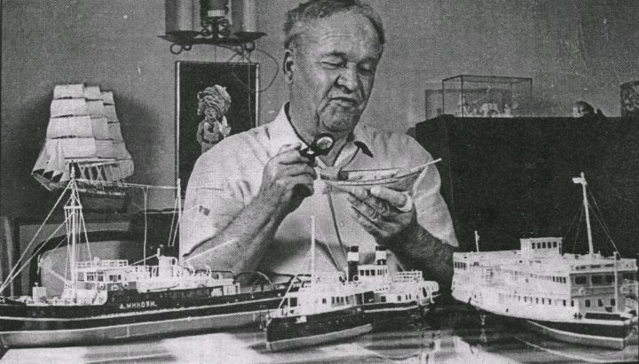 Виктор Вронский с моделями судов