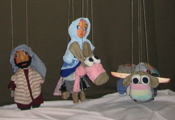 Иосиф, Мария, Осел и Бык с поклажей, сцена из кукольного спектакля
