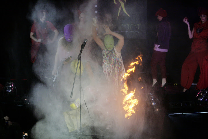 Pussy Riot поджигают показ мод, ноябрь 2011