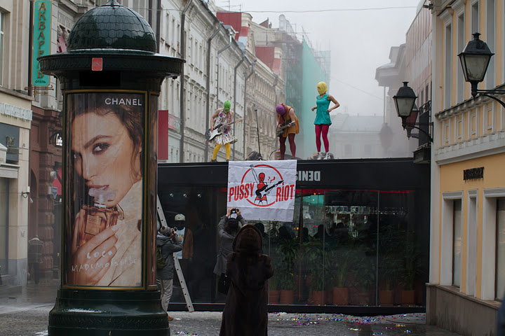 Pussy Riot на крыше магазин-бара ебнутого на славянизме дизайнера Дениса Симачева