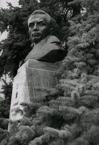 Памятник Николаю Кузнецову у Тюменской сельхозакадемии. Фото Галины Безбородовой