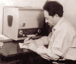 Александр Соболев у радиоприемника