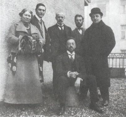 Слева направо: М. Марк, Ф. Марк, Б. Кехлер, Г. Кампендонк, Ф. Гартман. На первом плане В. Кандинский. Мюнхен, 1911 (?)
